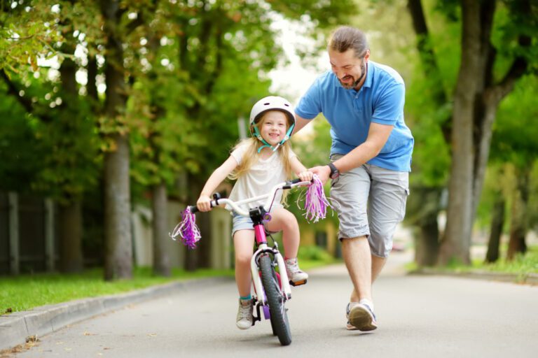 Hoe je kinderen leert fietsen zonder zijwieltjes
